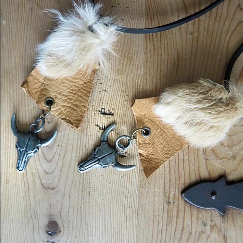 //RESERVED// Upcycled rabbit hide/leather necklace - Picture 2 of 6